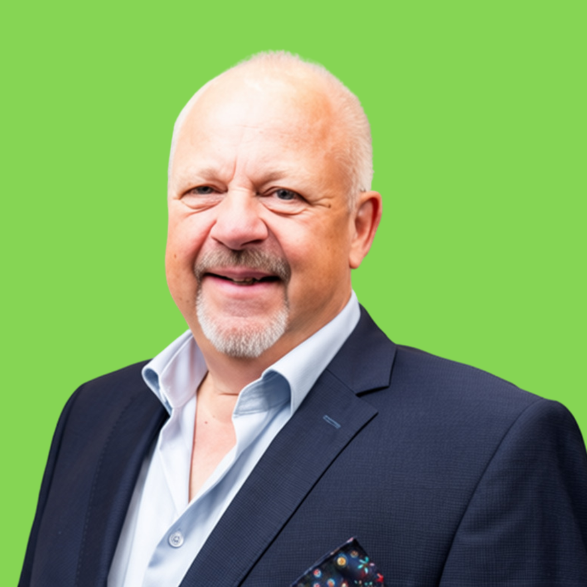 Een persoon die een donkere blazer draagt met daaronder een lichtblauw overhemd. De persoon draagt ook een pochet met een patroon van kleine vierkantjes in verschillende kleuren. De achtergrond is effen groen.