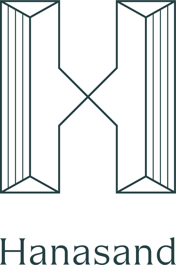Een gestileerd K-logo, samengesteld uit verticale geometrische lijnen die een kristalachtig patroon vormen, met daaronder de bedrijfsnaam Hanasand in een strak, modern lettertype.