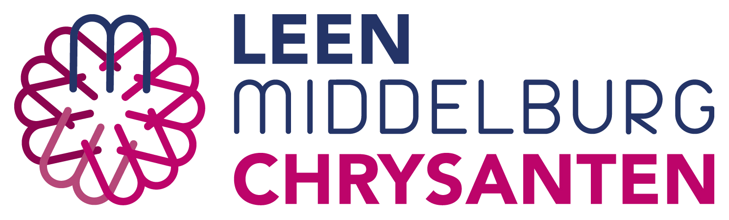 Logo van Leen Middelburg Chrysanten met een roze-blauwe bloemvorm aan de linkerkant.