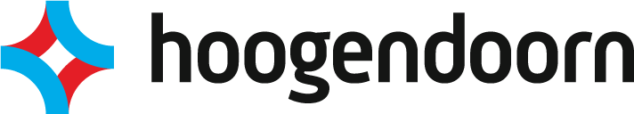 Een gestileerde tekst met de tekst 'hoogendoorn' in een vetgedrukt, schreefloos lettertype. De tekst is zwart, waarbij de letter 'h' gedeeltelijk is verborgen en is geïntegreerd in een grafisch ontwerpelement dat bestaat uit met elkaar verweven blauwe en rode lintachtige vormen aan de linkerkant.