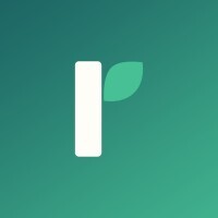 Een gestileerde letter 'R' met een blad in het ontwerp, tegen een groene achtergrond.