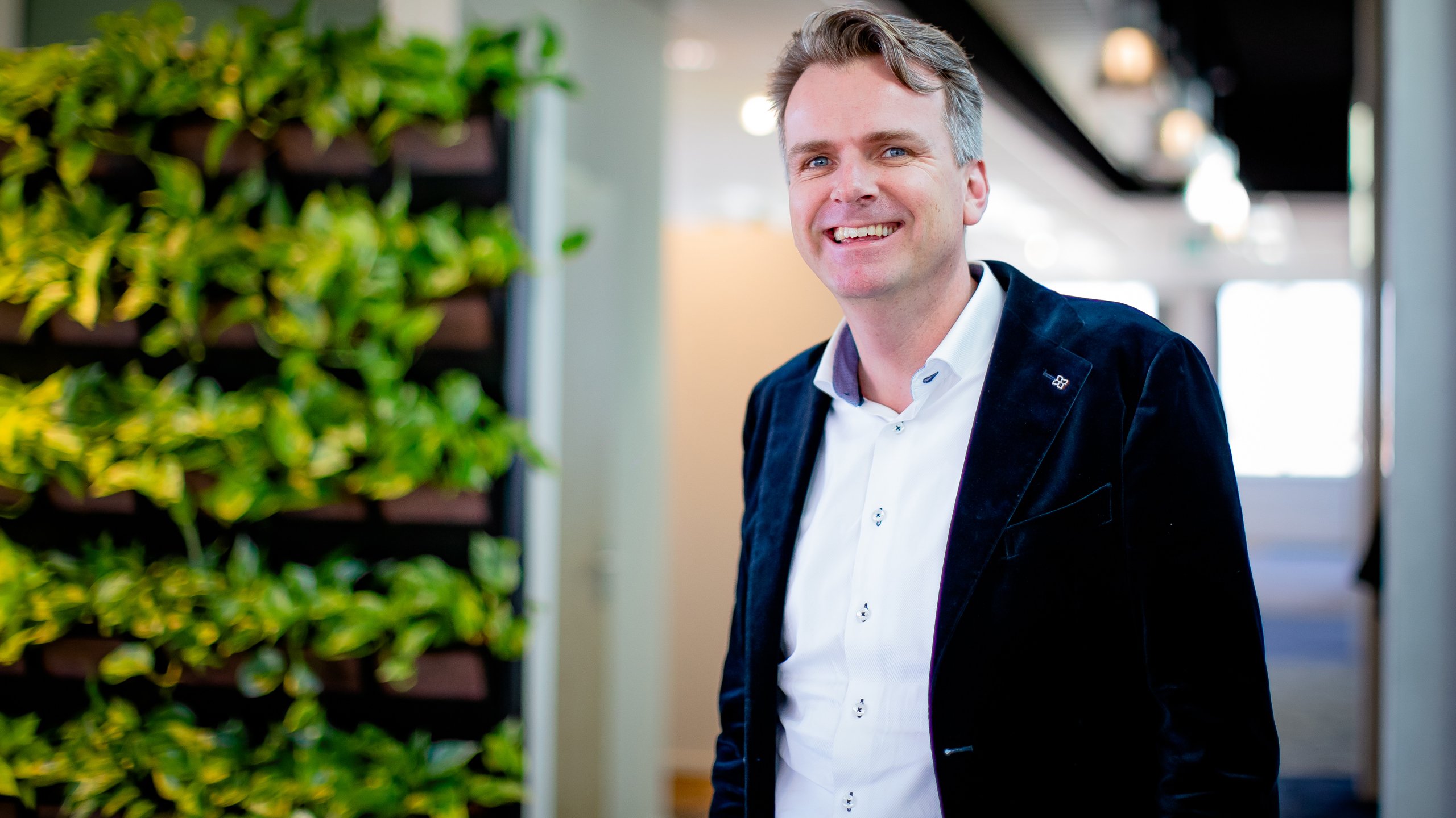 Wouter Kuiper lachend in kantoorpand